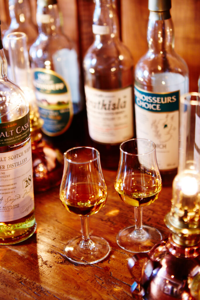 Torsdagen 28 maj kommer Magnus Fagerstrm till oss i Bredaryd och hller whiskyprovning. Ni provar 6 olika sorters single malt frn den oberoende SMWS - Wrdshuset Bredaryd